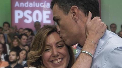 Pedro Sánchez i Susana Díaz abraçant-se
