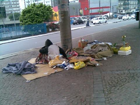 foto d'un indigent en el carrer desposseit del seu pis