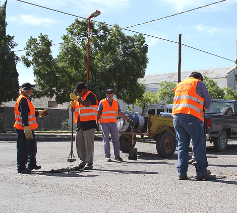Obrers treballant en unes obres publiques
