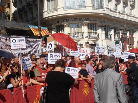 p1010031_protesta_canal_noi_9_d_octubre_2015