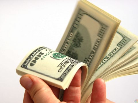 image d´una ma passant billets