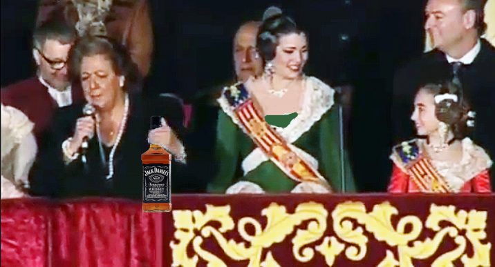 Rita parla del caloret en una botella de whisky en la ma