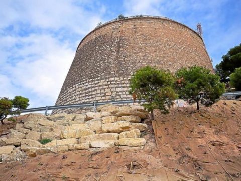 clavill_en_u_dels_torreons_del_castell_de_sant_ferrando_declarat_bic_en_2001_el_mundo