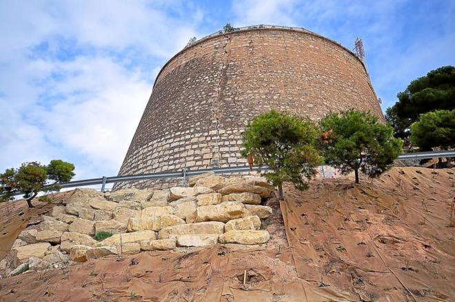 clavill_en_u_dels_torreons_del_castell_de_sant_ferrando_declarat_bic_en_2001_el_mundo