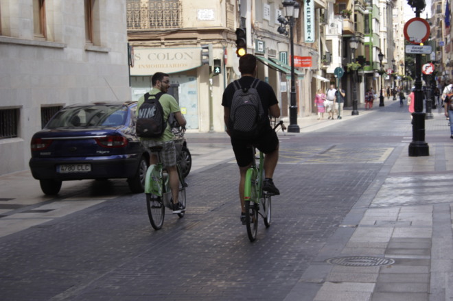 jovens_en_bici_per_castello_juan_marti_el_mundo