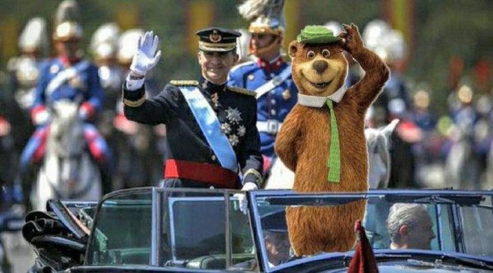 Compiyogui al costat del princip Felip