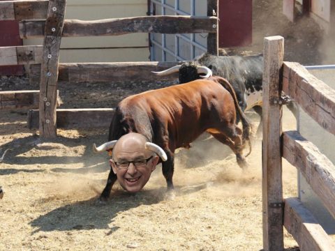 fotomontage bou entrant al corral en cara de Montoro
