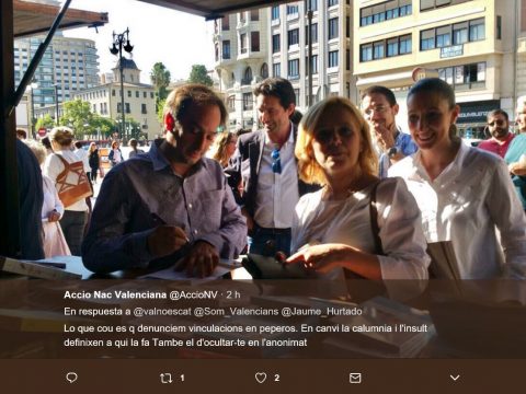 caparreta_firmant_a_la_pepera_en_el_mensage_del_twitter
