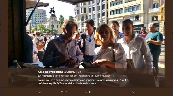 caparreta_firmant_a_la_pepera_en_el_mensage_del_twitter
