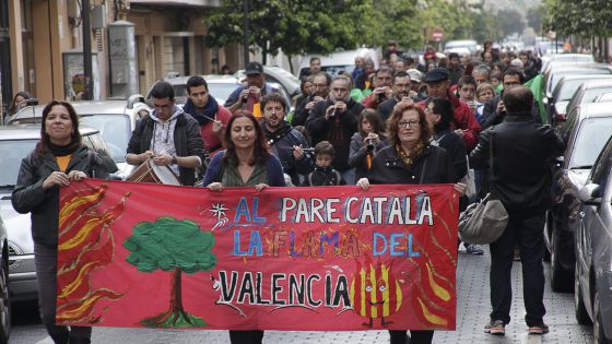 pancarta_catalanista_colege_pare_catala_elpais