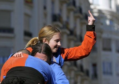 la-muixeranga-sonrie-a-los-fascistas-que-cantaban-el-cara-al-sol-y-se-convierte-en-la-heroina