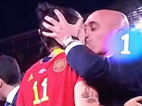 luis-rubiales-besa-a-jenni-hermoso-en-la-final-del-mundial-de-futbol-femenino