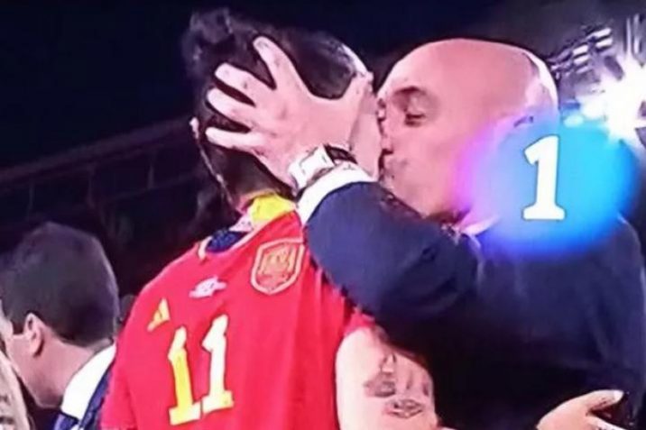 luis-rubiales-besa-a-jenni-hermoso-en-la-final-del-mundial-de-futbol-femenino